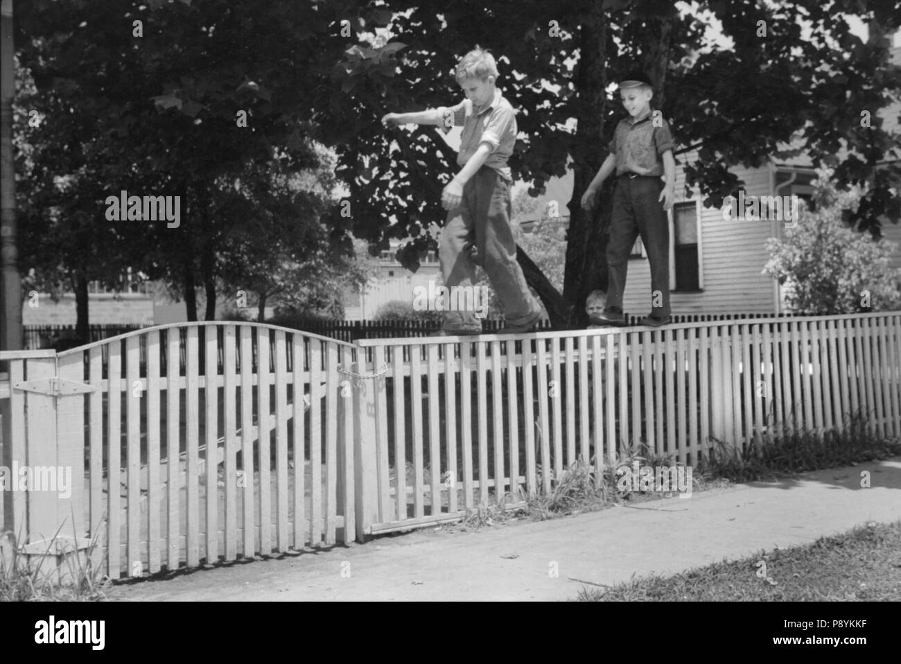 Zwei Jungen gehen auf Lattenzaun, Washington, Indiana, John Vachon, Farm Security Administration, Juli 1941 Stockfoto