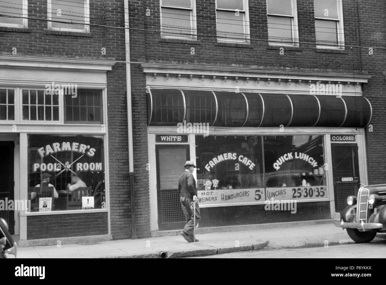 Café mit zwei Eingängen, die die Bezeichnung "Weiß", "gefärbt", Durham, North Carolina, USA, Jack, Delano, Office of War Information, Mai 1940 Stockfoto