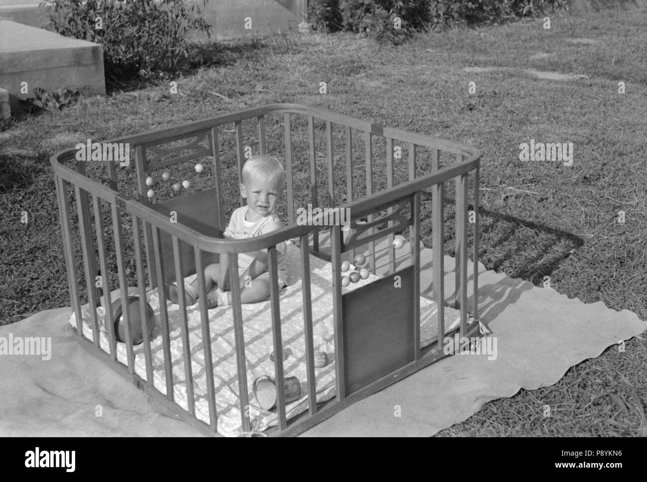 Kind im Laufstall auf Rasen, Greenbelt, Maryland, USA, Marion Post Wolcott, Farm Security Administration, September 1938 Stockfoto