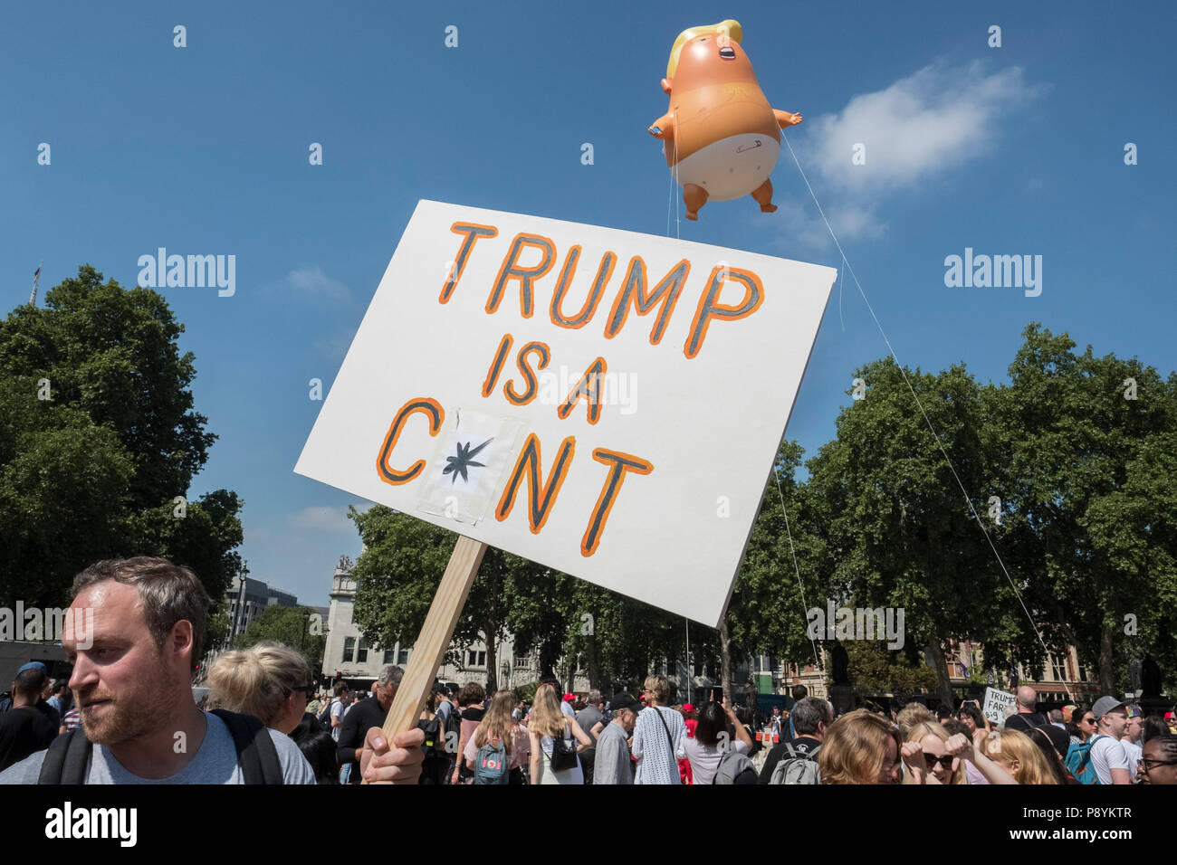 Eine Demonstrantin hält ein Plakat gesehen wird während der Demonstration. Protest gegen US-Präsident Donald Trump Besuch in Großbritannien am zweiten Tag der Aufenthalt im Land. Stockfoto