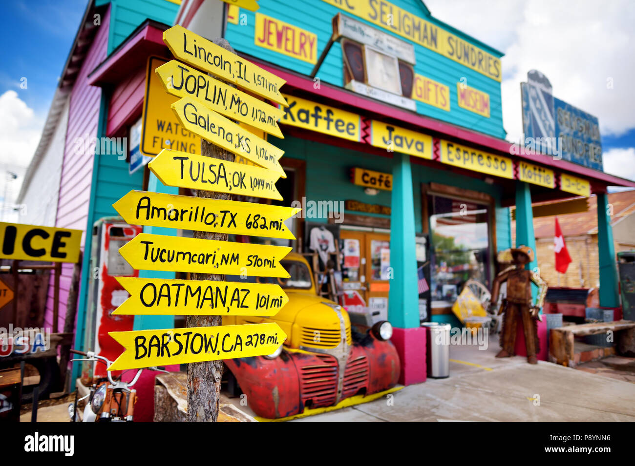 SELIGMAN, Arizona, USA - Mai 1, 2016: Bunte Route 66 Dekorationen in Seligman Historic District. Seligman war auf der ursprünglichen US-Route 66 bis ich Stockfoto