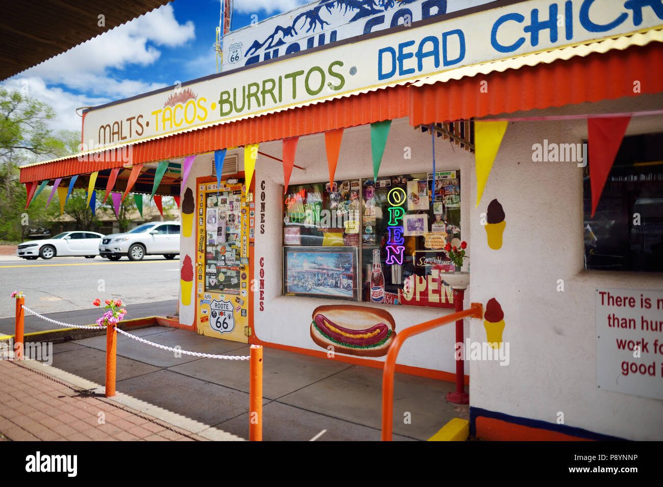 SELIGMAN, Arizona, USA - Mai 1, 2016: Bunte Route 66 Dekorationen in Seligman Historic District. Seligman war auf der ursprünglichen US-Route 66 bis ich Stockfoto