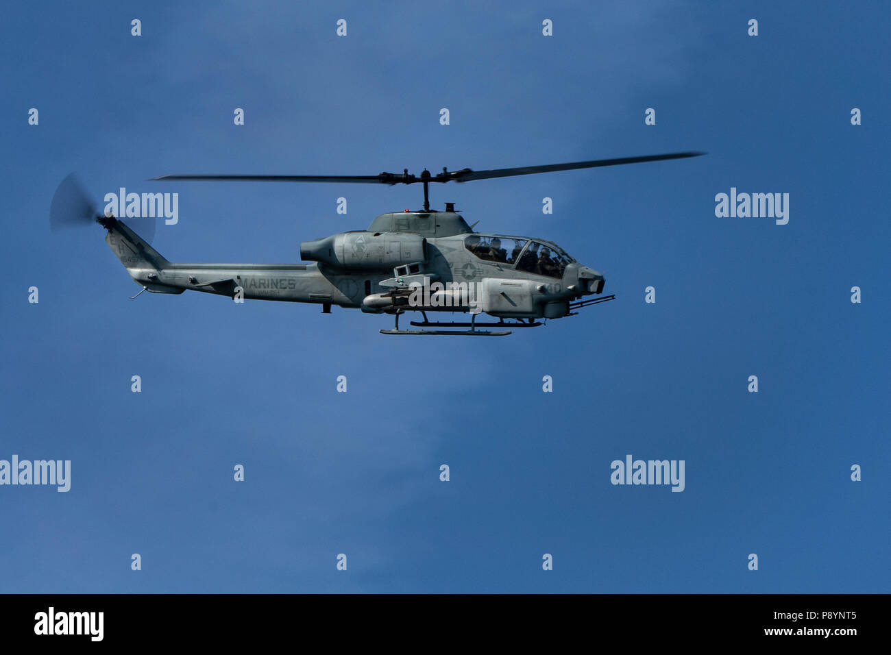 Ein U.S. Marine Corps AH-1W Super Cobra bietet Unterstützung für Marines mit Bataillon Landung Team, 1.BATAILLON, 2 Marines, 22 Marine Expeditionary Unit (MEU) während eines motorisierten raid-Kurs in Camp Lejeune, N.C., 11. Juli 2018. Der Kurs erweitert die Marines' Kenntnisse und während der Durchführung von Razzien in Vorbereitung für eine bevorstehende Bereitstellung mit der 22 MEU. (U.S. Marine Corps Foto von Cpl. Aaron Henson) Stockfoto