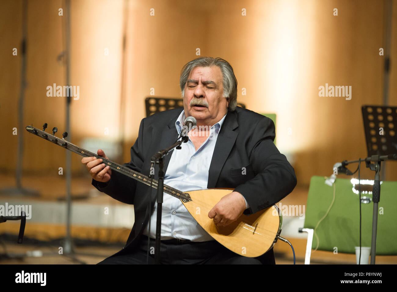 Arif Sağ spielen Türkische traditionelle Instrument Saz in Türkischen Konzert Stockfoto