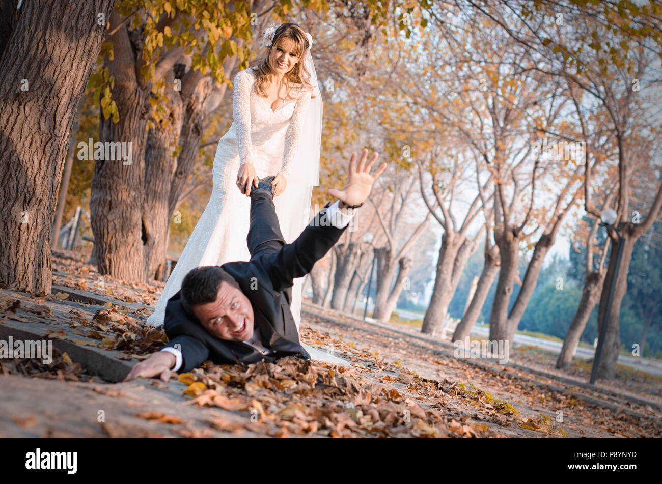 Lustige Hochzeit Foto Braut und Bräutigam Bräutigam Liebe Ehe Paare heiraten Stockfoto