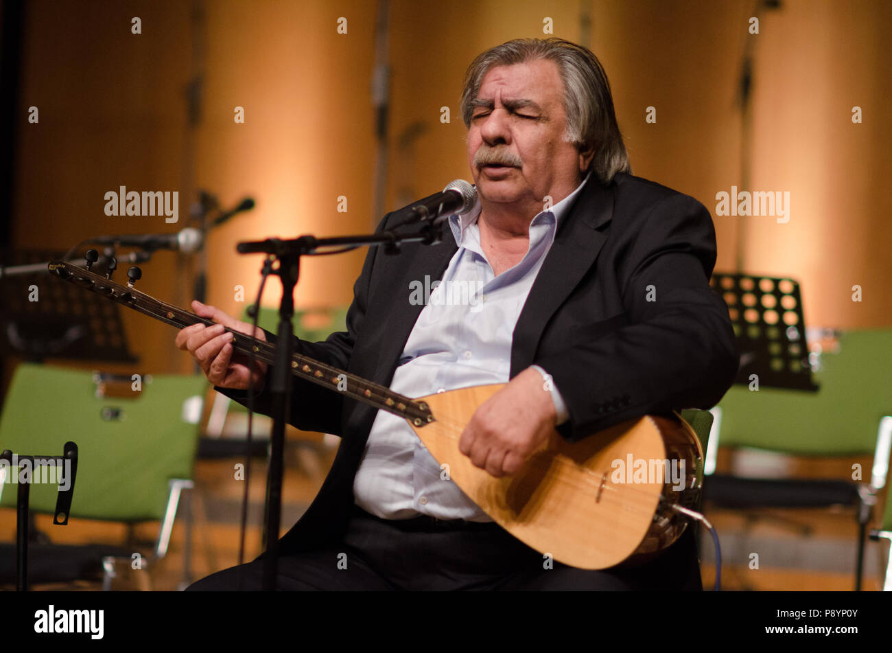 Arif Sağ spielen Türkische traditionelle Instrument Saz in Türkischen Konzert Stockfoto