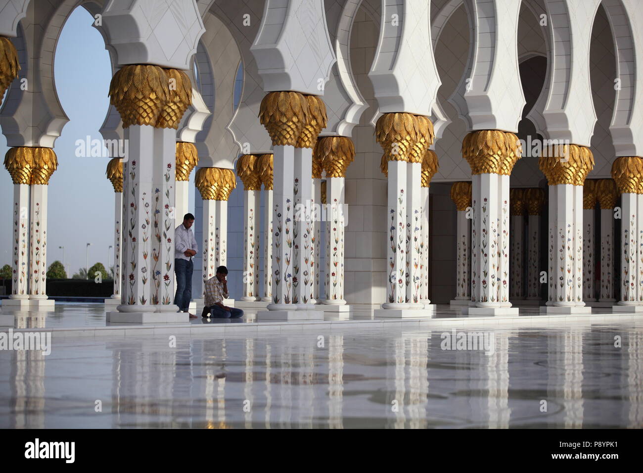 Sheikh Zayed Grand Moschee Dubai islamische Architektur betende Menschen Stockfoto