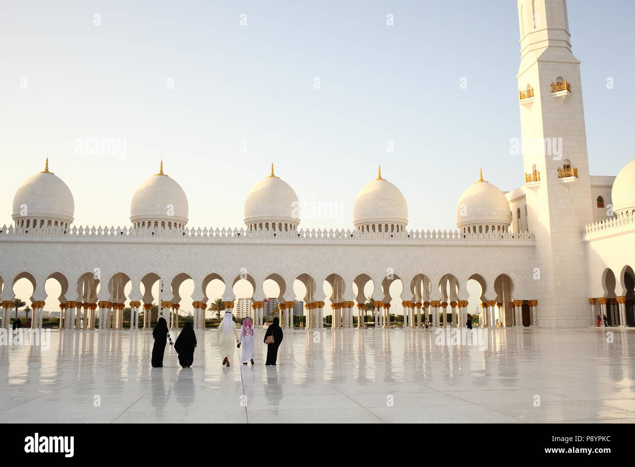Sheikh Zayed Grand Moschee Dubai islamische Architektur betende Menschen Stockfoto