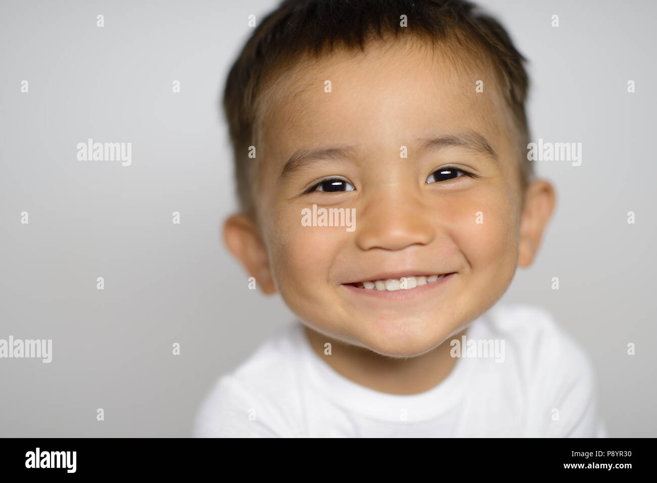 Asian Boy lächelnd und glücklich Foto Stockfoto