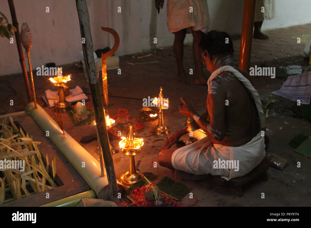 Mudiyettu ist die rituelle Kunst von Kerala, es ist die mythologische Geschichte von Krieg zwischen Göttin bhadra Kaali und Dämon darika, das Gute über das Böse Stockfoto