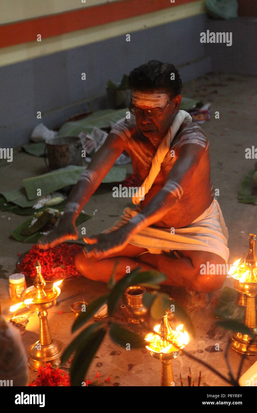 Mudiyettu ist die rituelle Kunst von Kerala, es ist die mythologische Geschichte von Krieg zwischen Göttin bhadra Kaali und Dämon darika, das Gute über das Böse Stockfoto