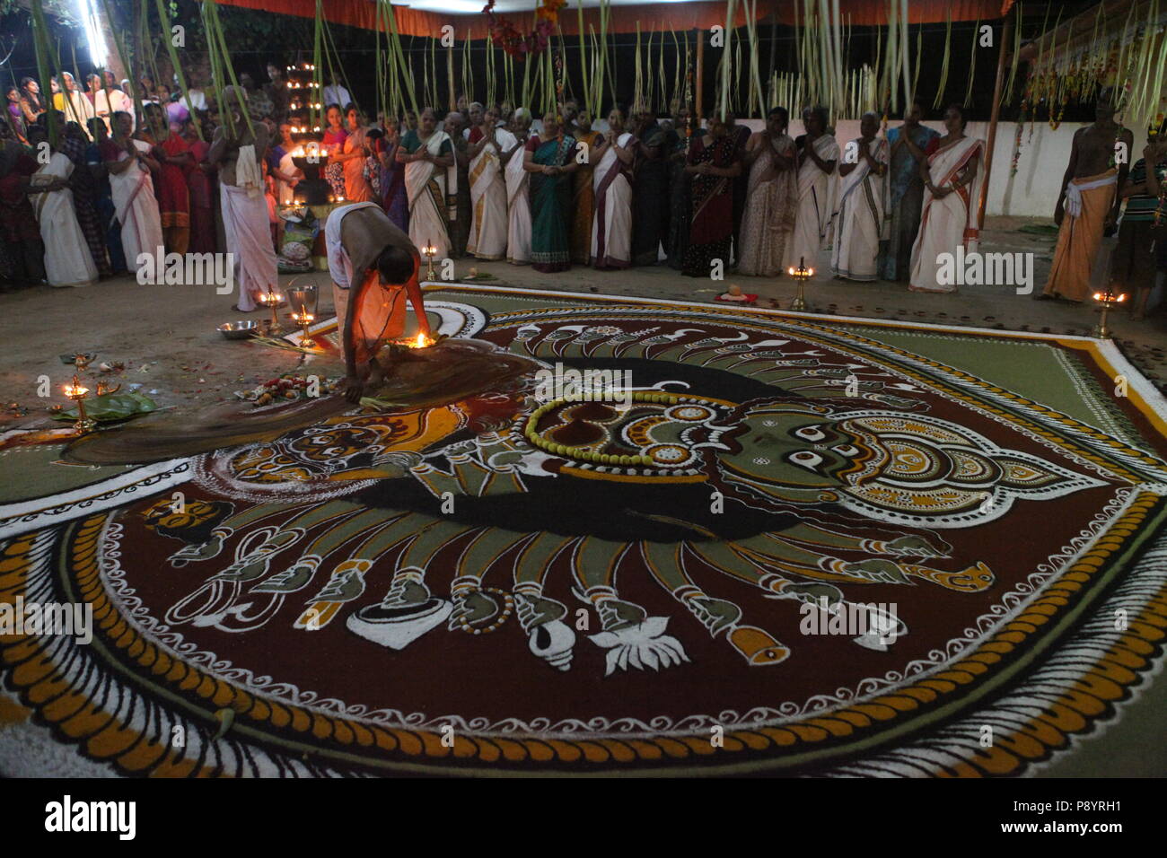 Mudiyettu ist die rituelle Kunst von Kerala, es ist die mythologische Geschichte von Krieg zwischen Göttin bhadra Kaali und Dämon darika, das Gute über das Böse Stockfoto