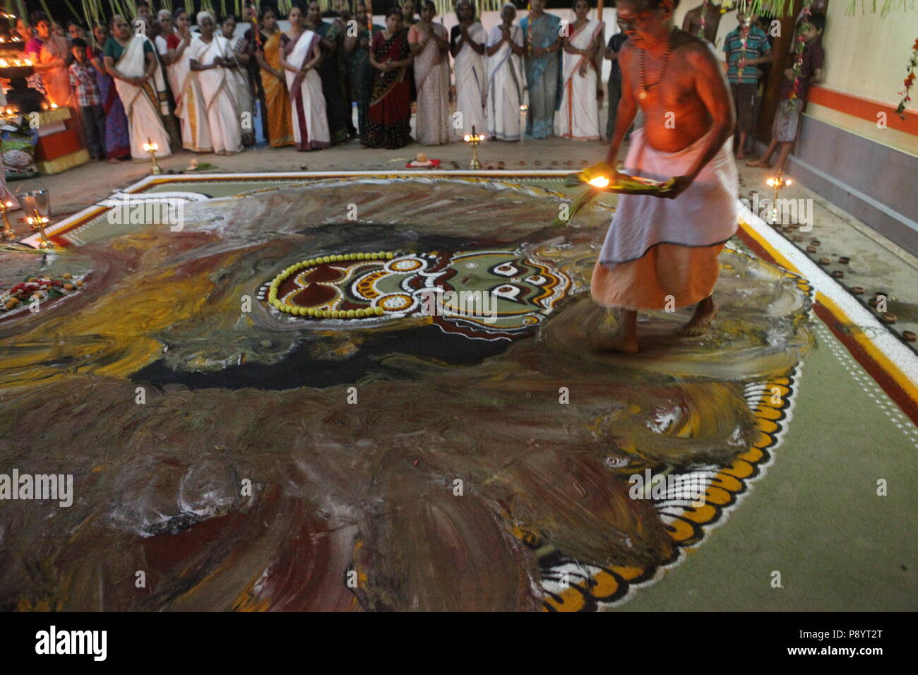 Mudiyettu ist die rituelle Kunst von Kerala, es ist die mythologische Geschichte von Krieg zwischen Göttin bhadra Kaali und Dämon darika, das Gute über das Böse Stockfoto