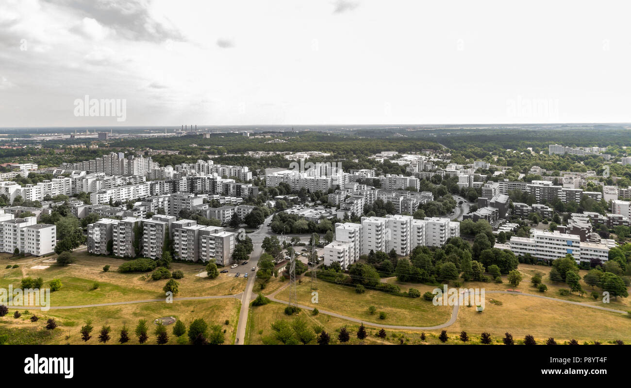 Luftaufnahme von einem Hochhaus Wohnsiedlung am Rande eines großen Industriestadt mit hässlichen alten schmutzigen Hochhäuser mit billig Mietwohnungen Stockfoto