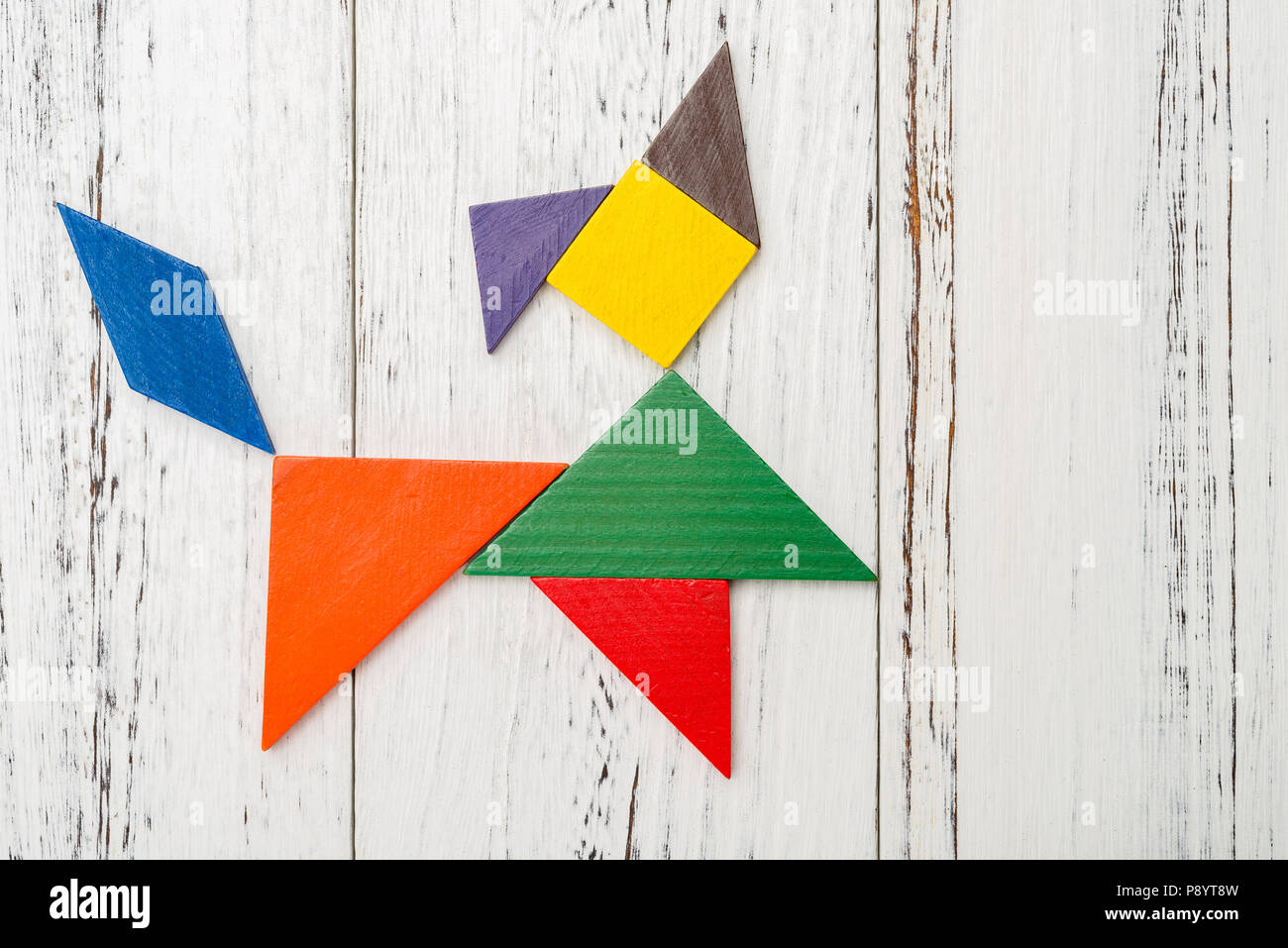 Holz Tangram wie ein glücklicher Hund geformt Stockfotografie - Alamy