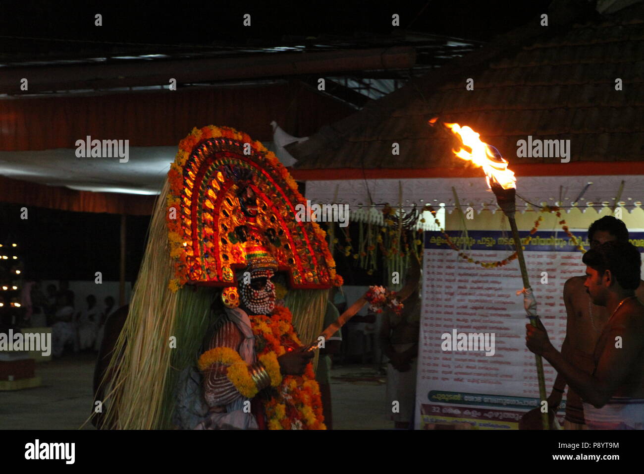 Mudiyettu ist die rituelle Kunst von Kerala, es ist die mythologische Geschichte von Krieg zwischen Göttin bhadra Kaali und Dämon darika, das Gute über das Böse Stockfoto