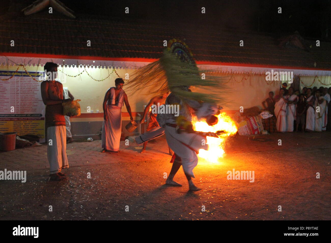 Mudiyettu ist die rituelle Kunst von Kerala, es ist die mythologische Geschichte von Krieg zwischen Göttin bhadra Kaali und Dämon darika, das Gute über das Böse Stockfoto