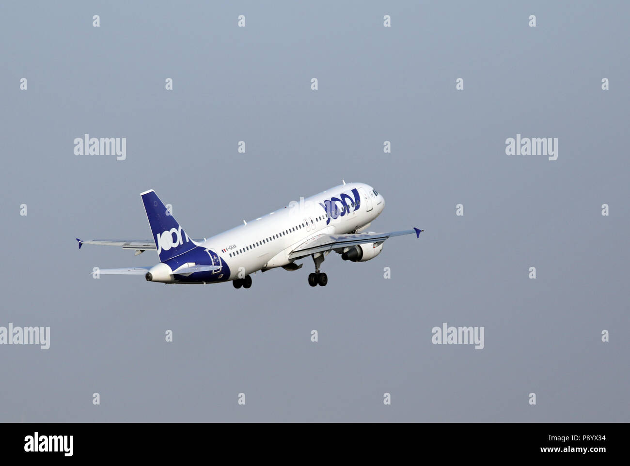 Berlin, Deutschland, Airbus A320 der Fluggesellschaft Joon nach dem Start Stockfoto
