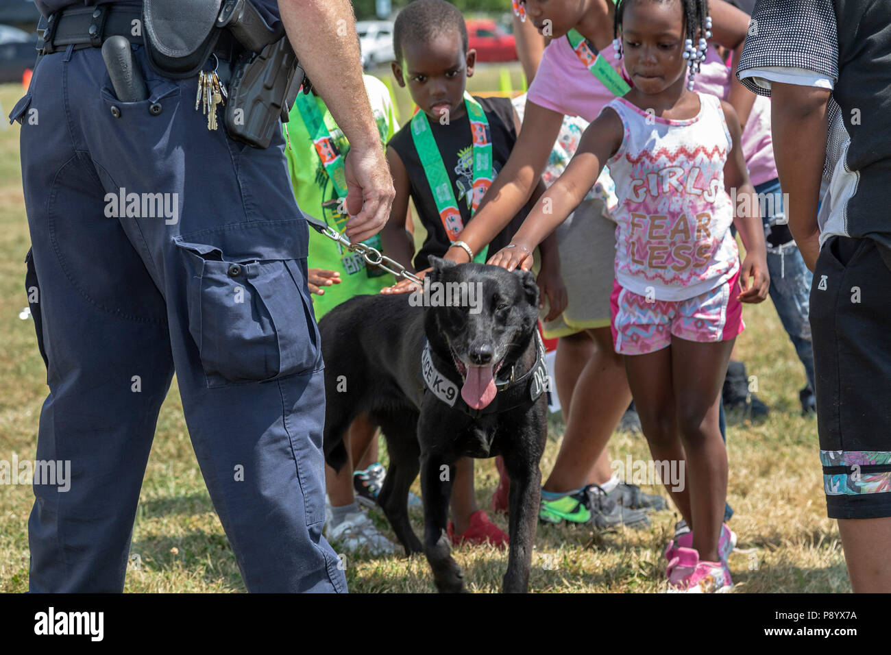 Detroit, Michigan - EIN U.S.-Zoll- und Grenzschutzbehörde Offizier seinen Hund, Buddy zeigt, zu den Kindern an der Metro Detroit Tag der Jugend. Buddy ist ausgebildete Det Stockfoto