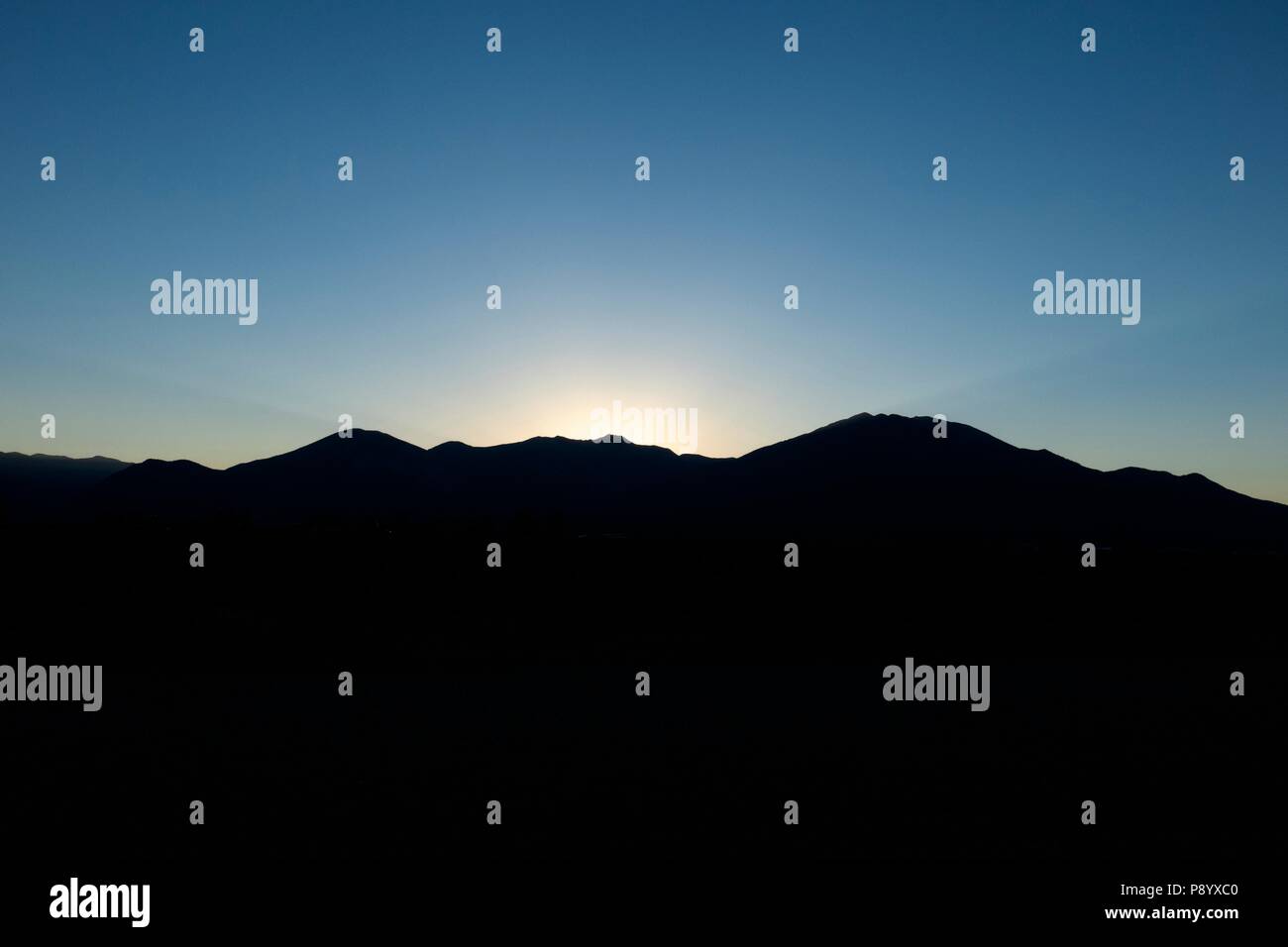 Sonnenaufgang über Taos Mountain in der Sangre de Cristo Bergkette in Taos New Mexico Stockfoto