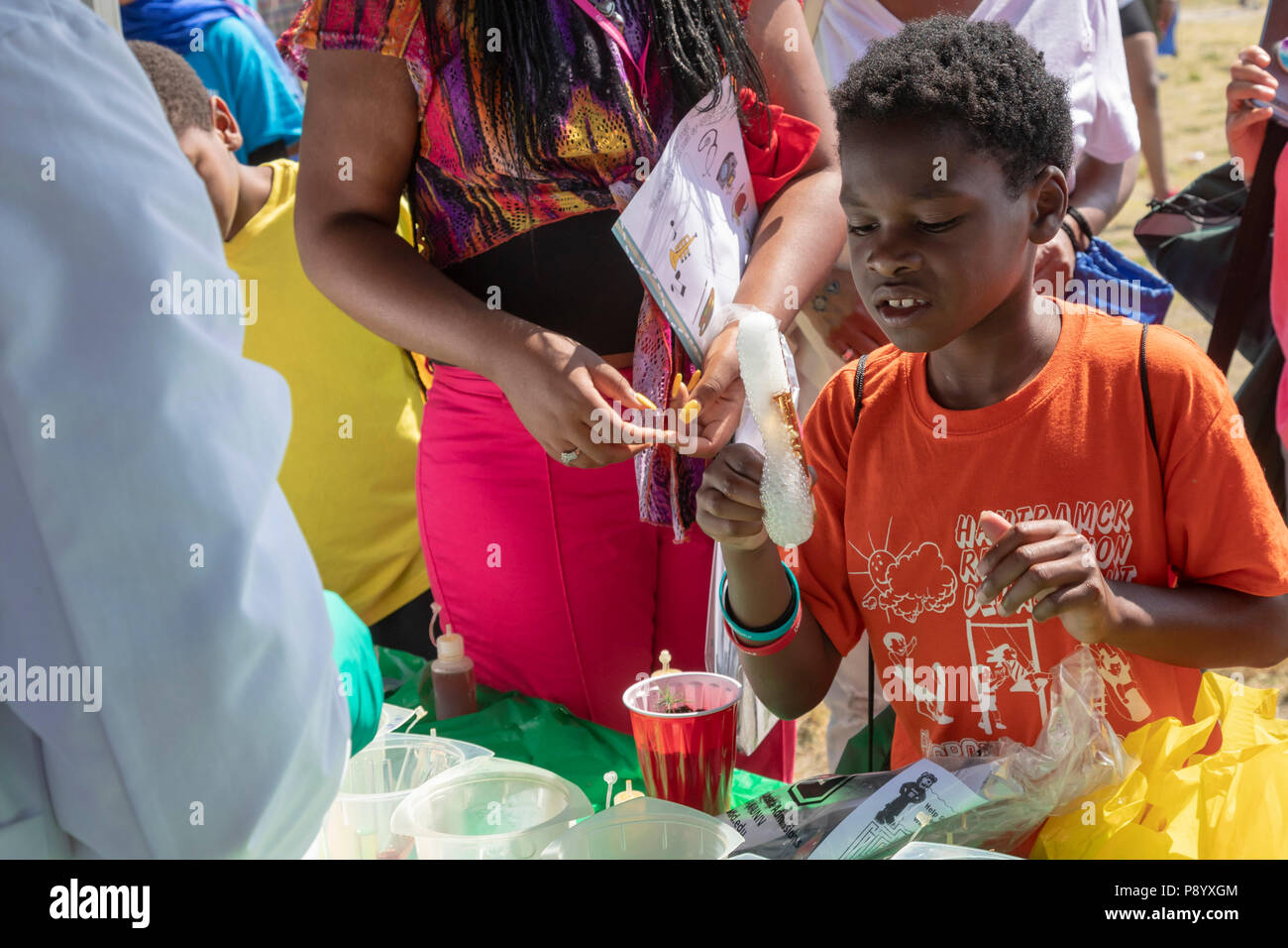 Detroit, Michigan - Schüler experimentieren mit Trockeneis in der Metro Detroit Tag der Jugend. Tausende von Kindern im Alter von 8-15 die jährliche Veranstaltung auf Belle Isle teilnehmen Stockfoto