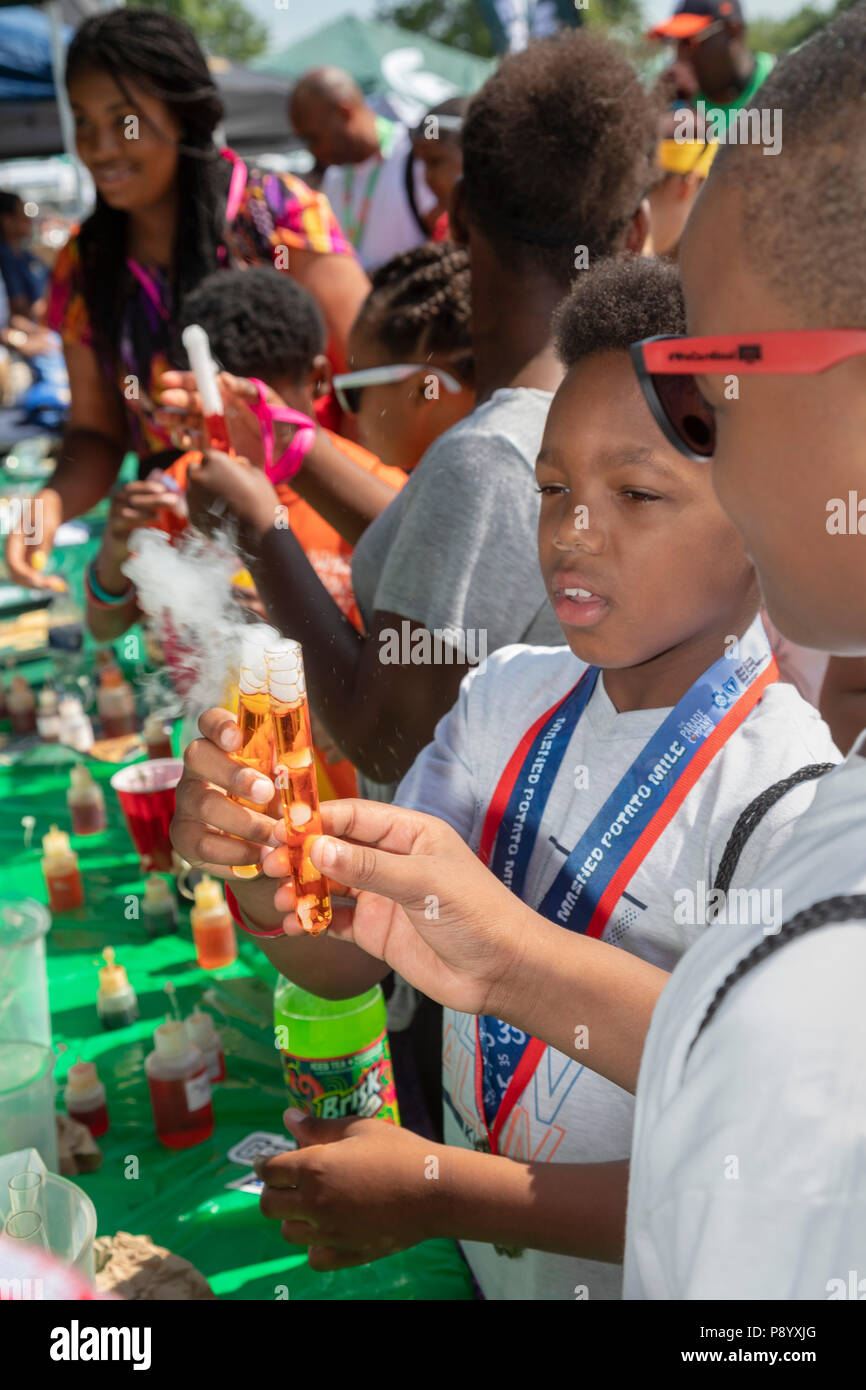 Detroit, Michigan - Schüler experimentieren mit Trockeneis in der Metro Detroit Tag der Jugend. Tausende von Kindern im Alter von 8-15 die jährliche Veranstaltung auf Belle Isle teilnehmen Stockfoto