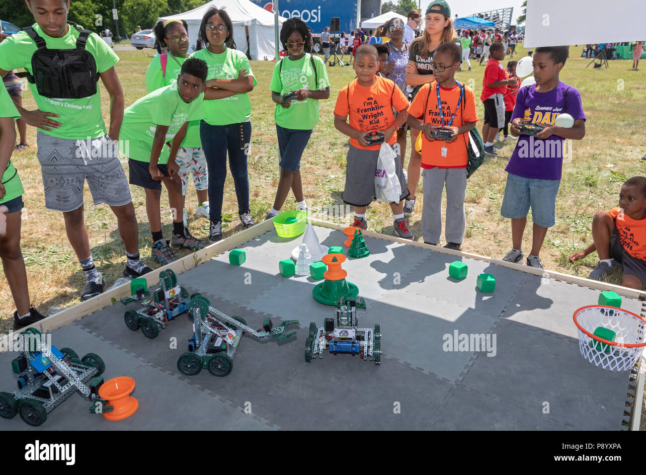 Detroit, Michigan - Studenten Roboter an der Michigan State University Booth manipulieren während Metro Detroit Tag der Jugend. Tausende von Kindern im Alter von 8-15 Stockfoto