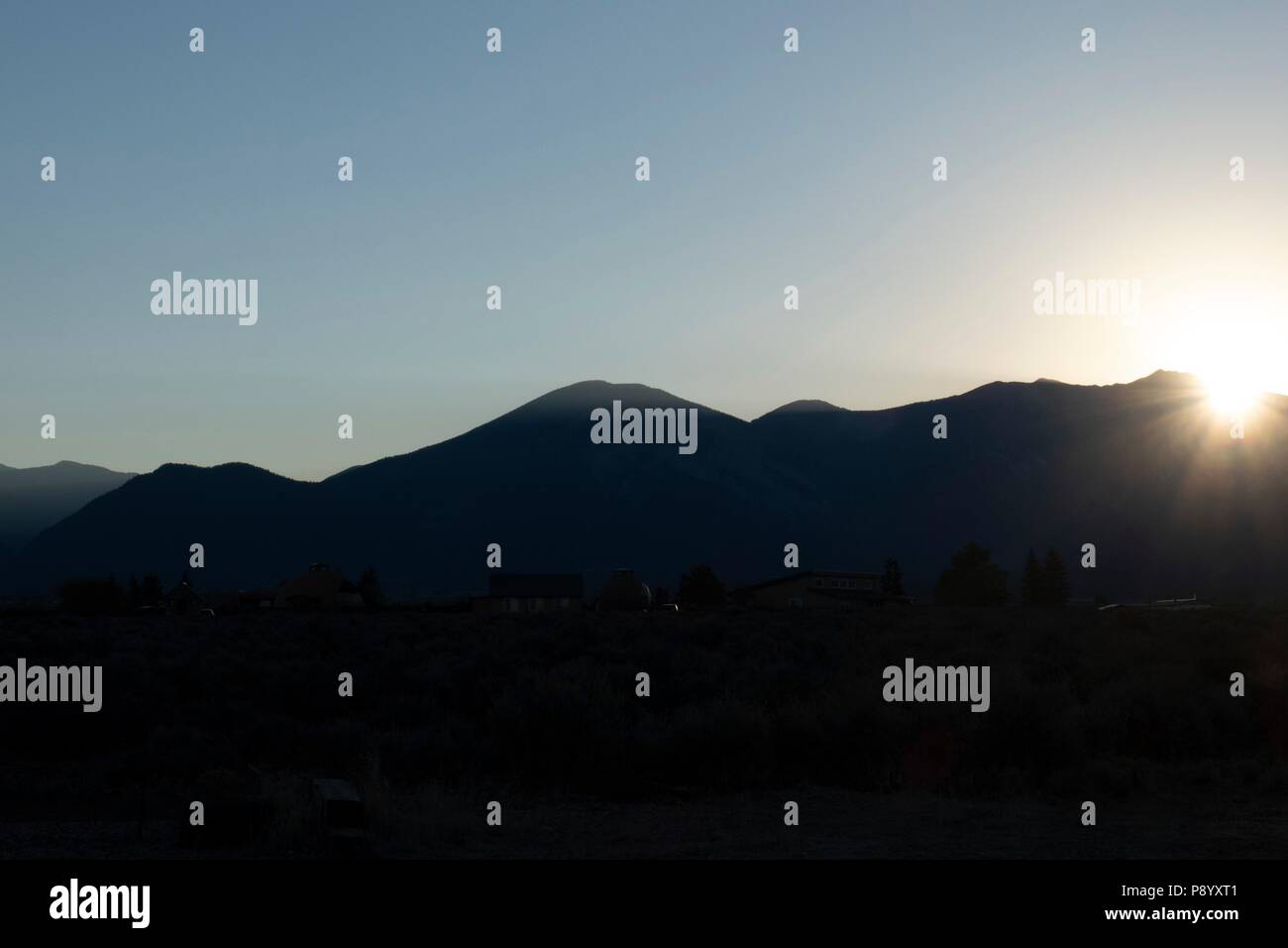 Sonnenaufgang über Taos Mountain in der Sangre de Cristo Bergkette in Taos New Mexico Stockfoto