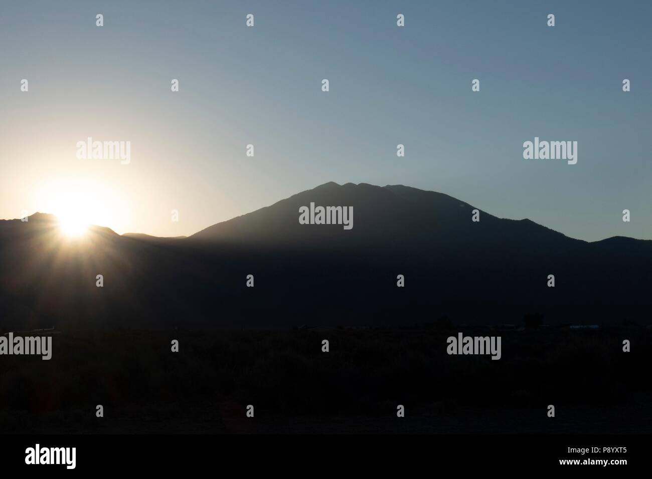 Sonnenaufgang über Taos Mountain in der Sangre de Cristo Bergkette in Taos New Mexico Stockfoto