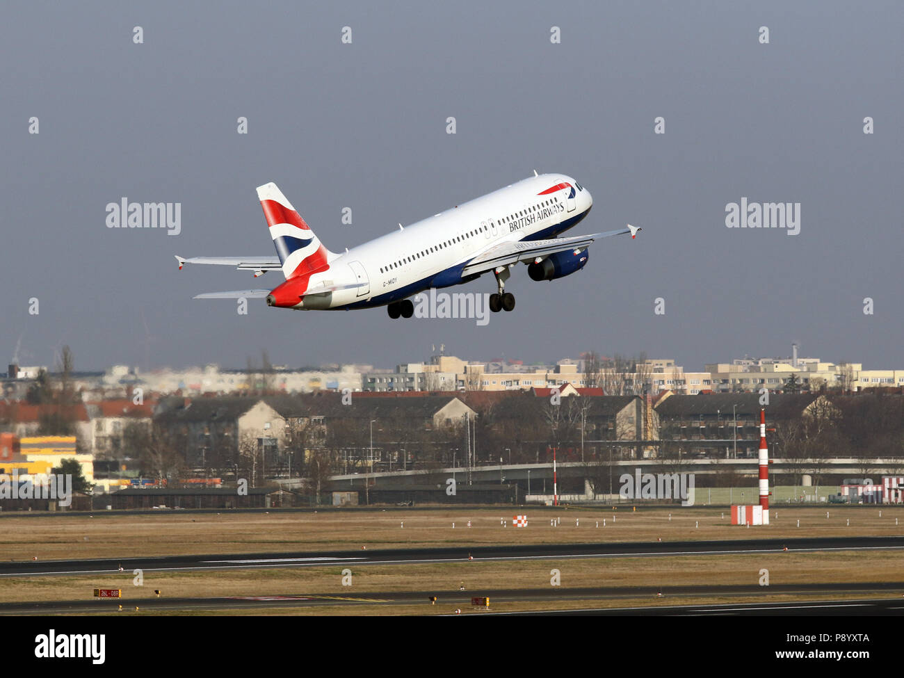 Berlin, Deutschland, Airbus A320 der British Airways Fluggesellschaft beim Start vom Flughafen Berlin-Tegel Stockfoto