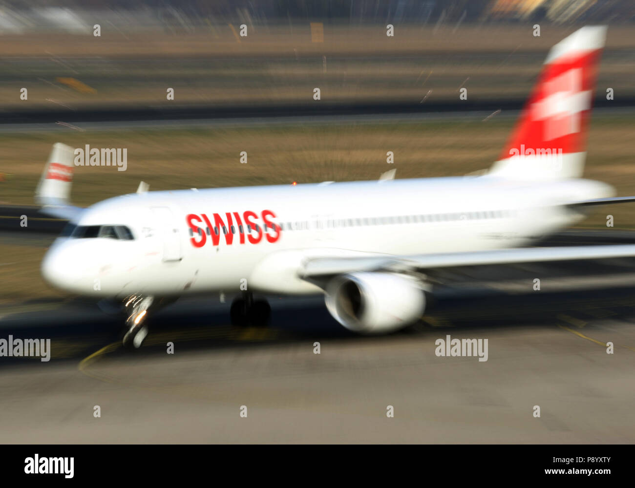 Berlin, Deutschland, Airbus A320 der Fluggesellschaft Swiss International Airlines auf dem Vorfeld des Flughafens Berlin-Tegel. Stockfoto