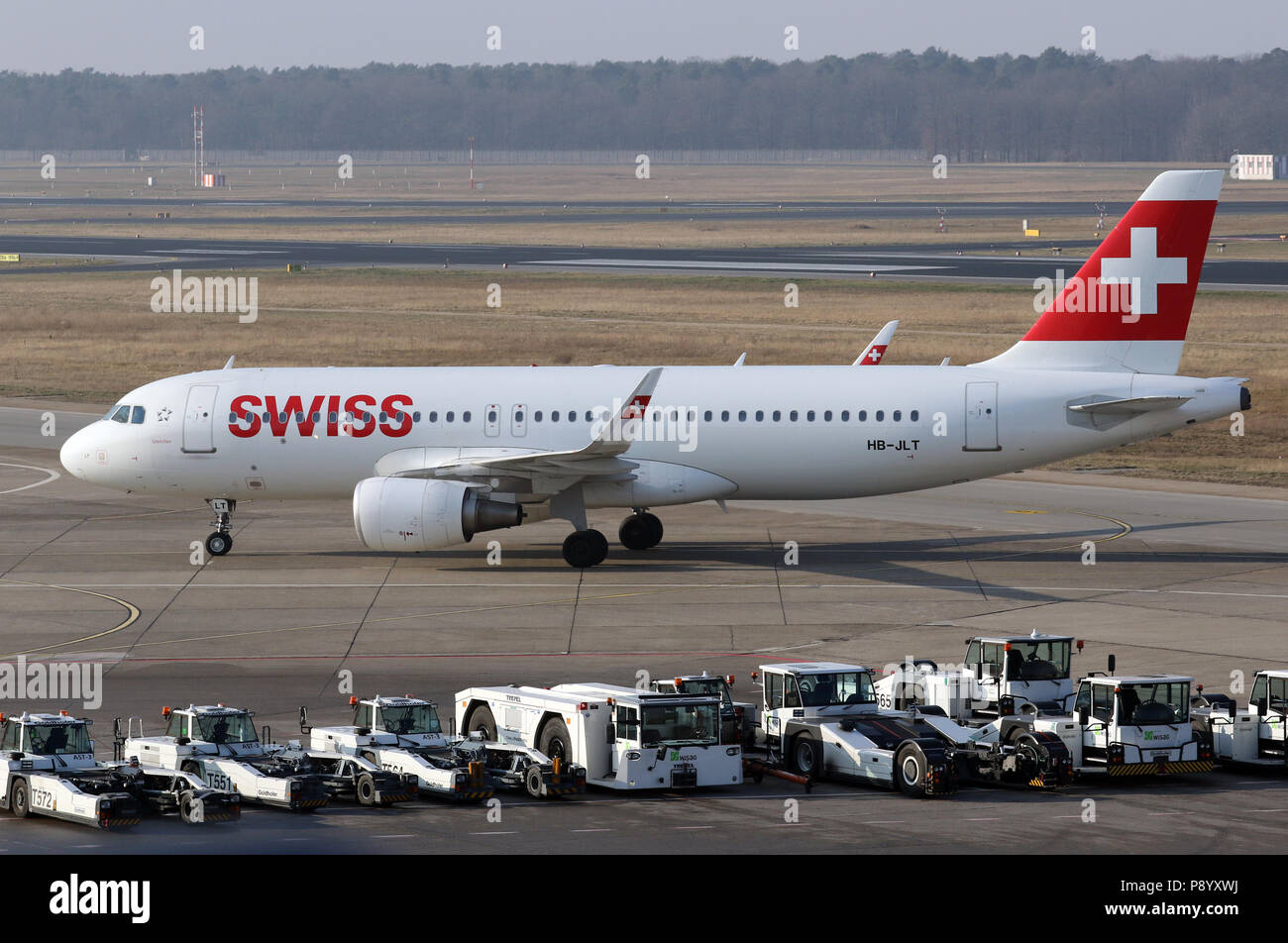 Berlin, Deutschland, Airbus A320 der Fluggesellschaft Swiss International Airlines auf dem Vorfeld des Flughafens Berlin-Tegel. Stockfoto