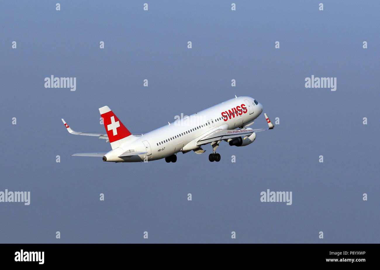 Berlin, Deutschland, Airbus A320 der Fluggesellschaft Swiss International Airlines nach dem Start Stockfoto