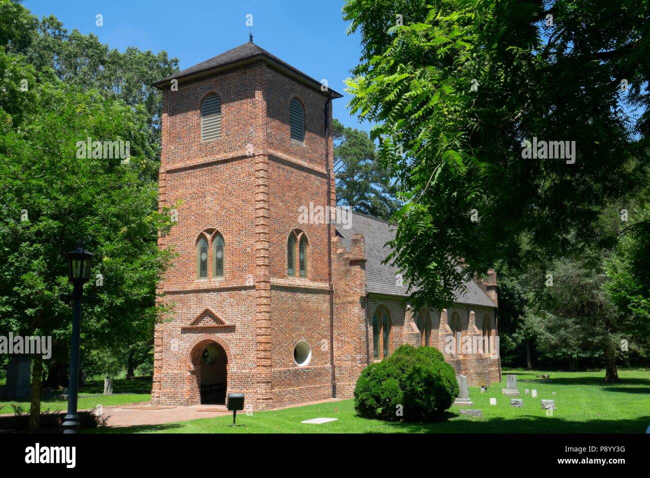 Restaurierte St. Luke's Kirche in Smithfield Virginia ist ein eingetragenes nationales historisches Wahrzeichen. Die ursprüngliche Gemeinde stammt aus dem Jahre 1629. Die Kirche war ursprünglich 1682 gebaut Stockfoto