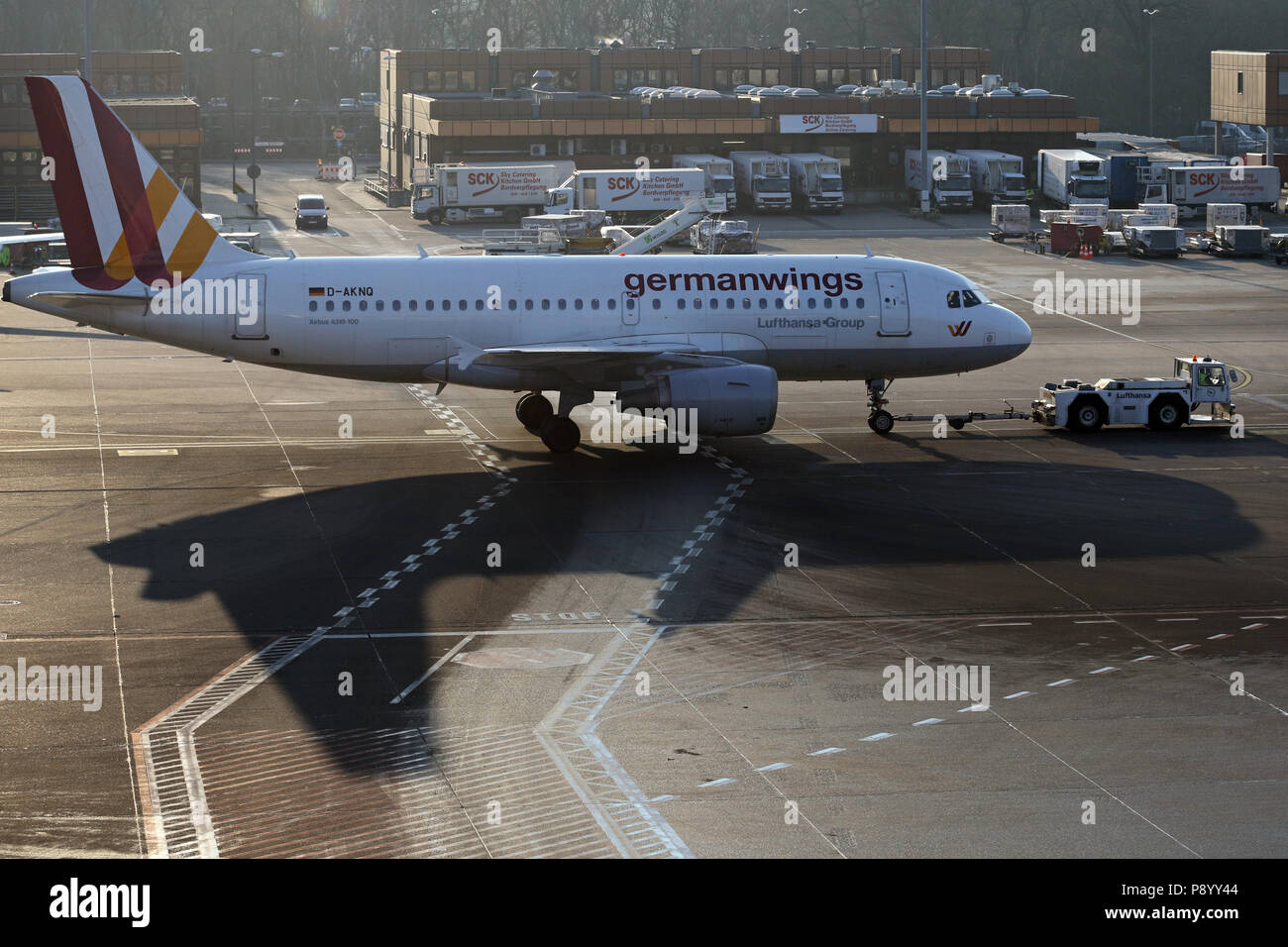 Berlin, Deutschland, Airbus A319 Germanwings wirft einen Schatten auf dem Vorfeld des Flughafens Berlin-Tegel Stockfoto