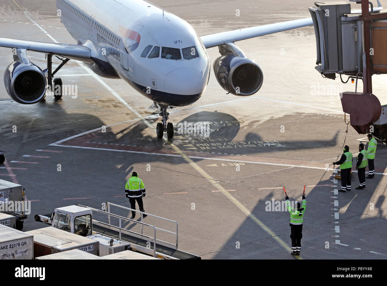 Berlin, Deutschland, Ramp Agent legt einen British Airways Flugzeuge auf dem Vorfeld des Flughafen Berlin Tegel in der Parkposition Stockfoto