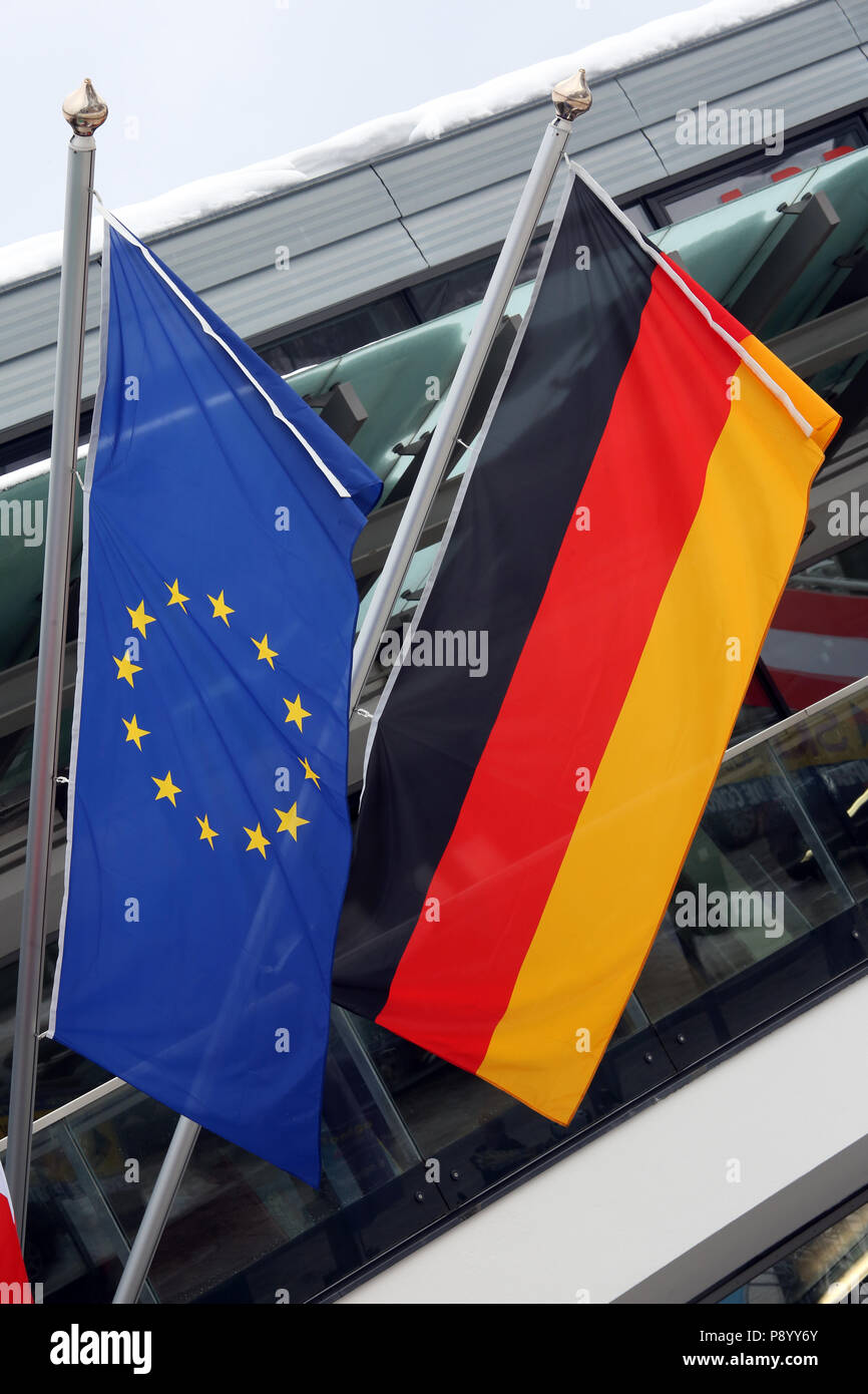 Reischach, Italien, Flagge der Europäischen Union und der nationalen Flagge der Bundesrepublik Deutschland Stockfoto