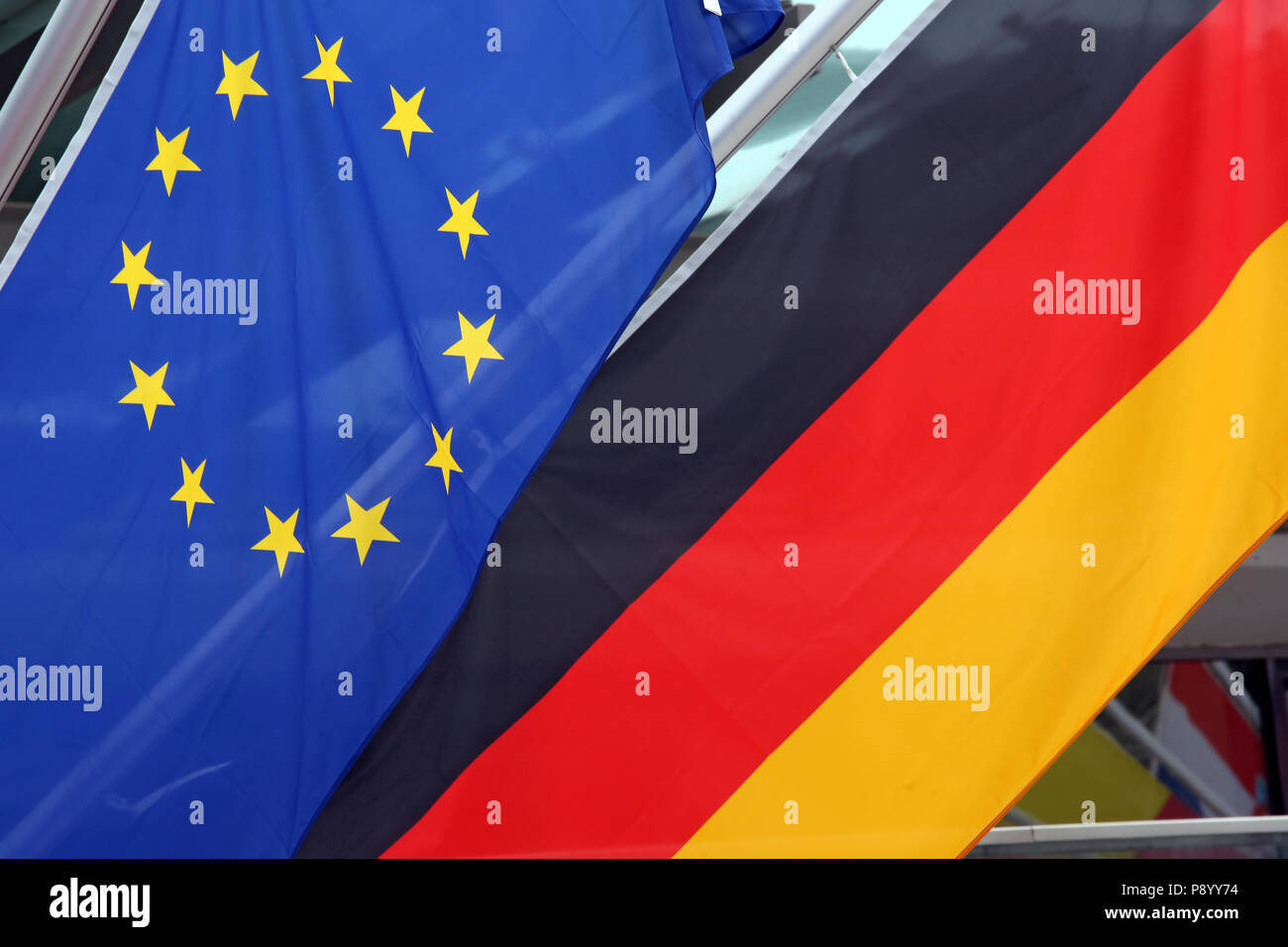 Reischach, Italien, Flagge der Europäischen Union und der nationalen Flagge der Bundesrepublik Deutschland Stockfoto