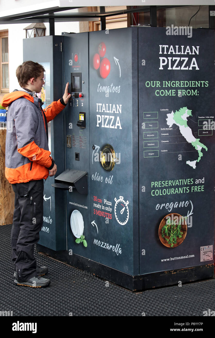 Reischach, Italien, Junge ist eine Pizza Maschine Stockfoto