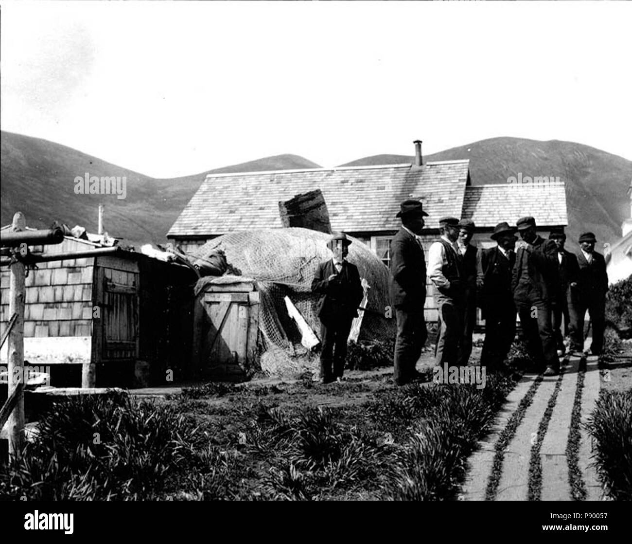 . 320 Gruppe von Einheimischen Männer, wahrscheinlich Eskimos, Karluk Village, Alaska, Juni 1906 (COBB 4) Stockfoto