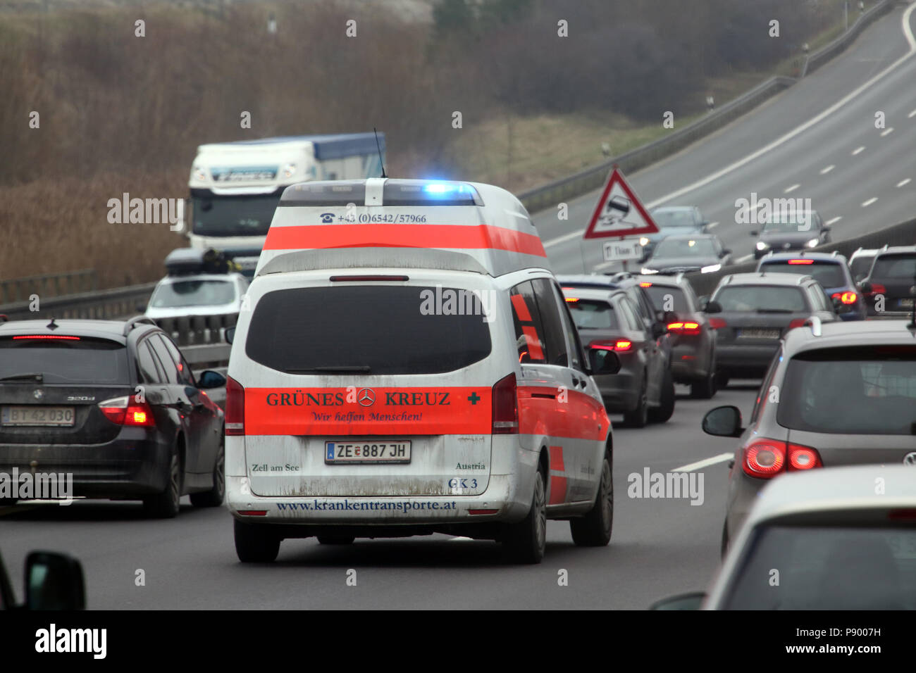 Nürnberg, Deutschland, Österreichische Krankenwagen fährt auf der A9 durch eine Rettung Lane Stockfoto