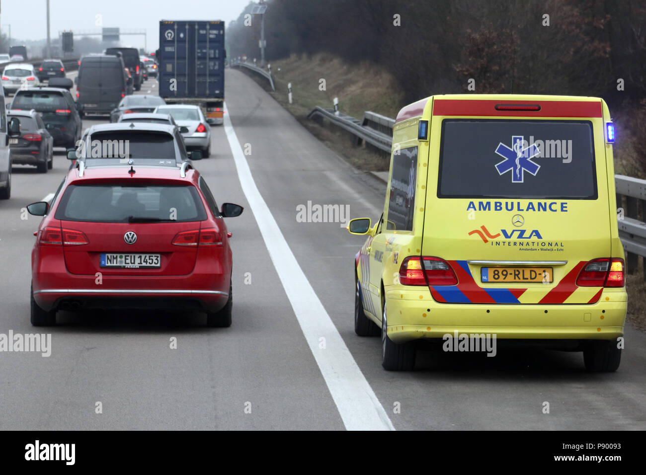 Nürnberg, Deutschland, Holländische Krankenwagen fährt auf der Fahrbahn der A 9 hinter einem Stau Stockfoto