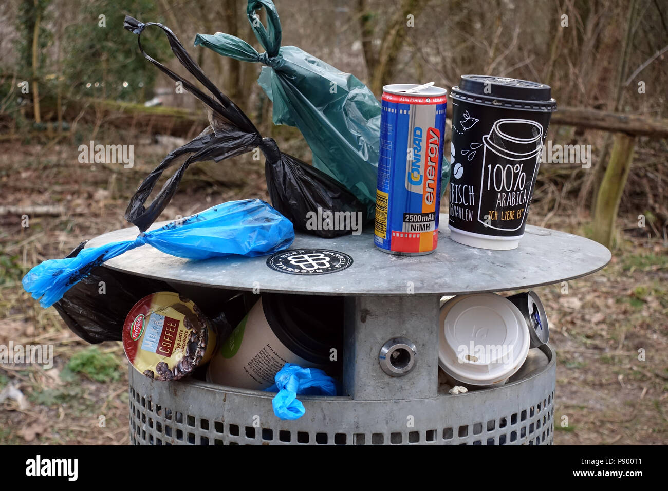 Berlin, Deutschland, leere Kaffeetasse, Getränkedose und Hund Abfallsäcke auf überquellenden Mülleimer Stockfoto
