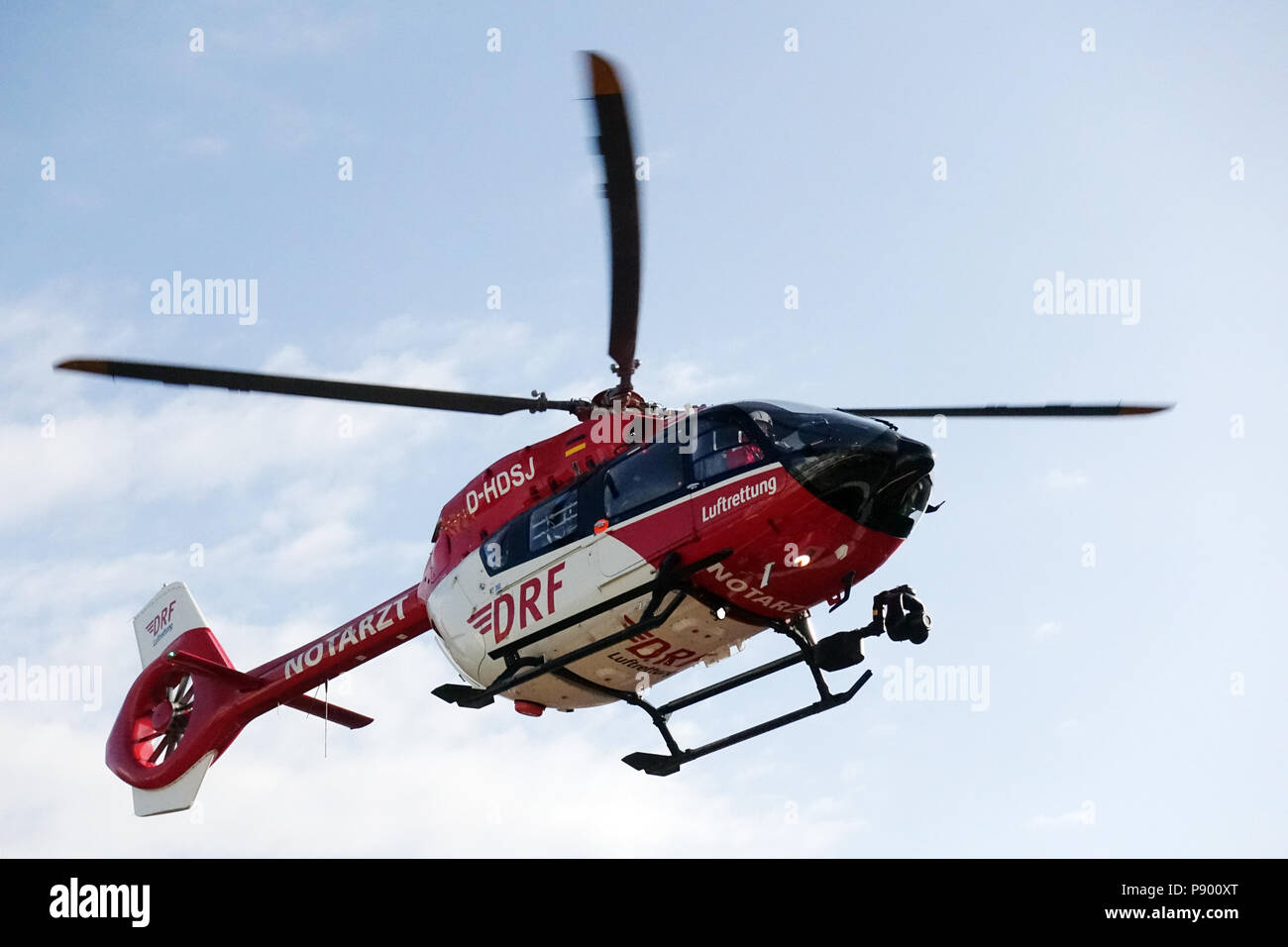 Berlin, Deutschland, Rettungshubschrauber der DRF "Luftrettung" im Flug Stockfoto