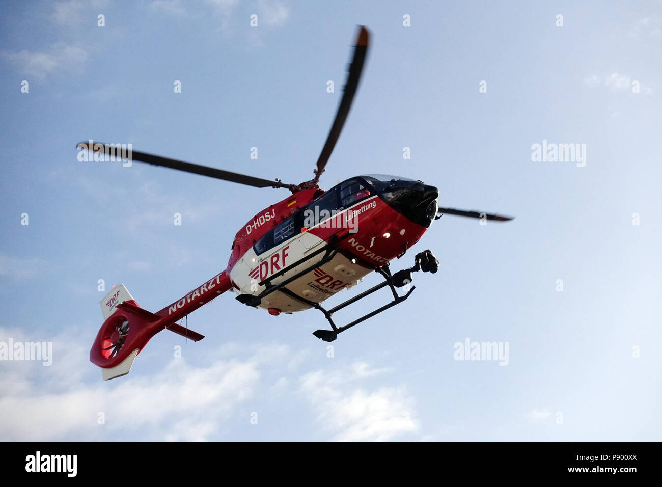 Berlin, Deutschland, Rettungshubschrauber der DRF "Luftrettung" im Flug Stockfoto