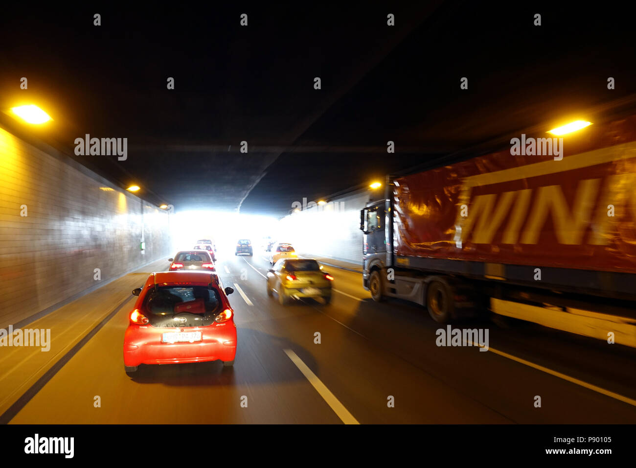 Berlin, Deutschland, Autos und Lastwagen in einem Tunnel auf der A 100 Richtung Norden Stockfoto