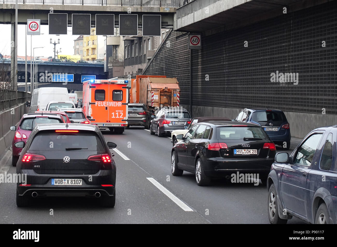 Berlin, Deutschland, Rettungswagen der Berliner Feuerwehr nicht Fortschritt auf der A 100 Stockfoto