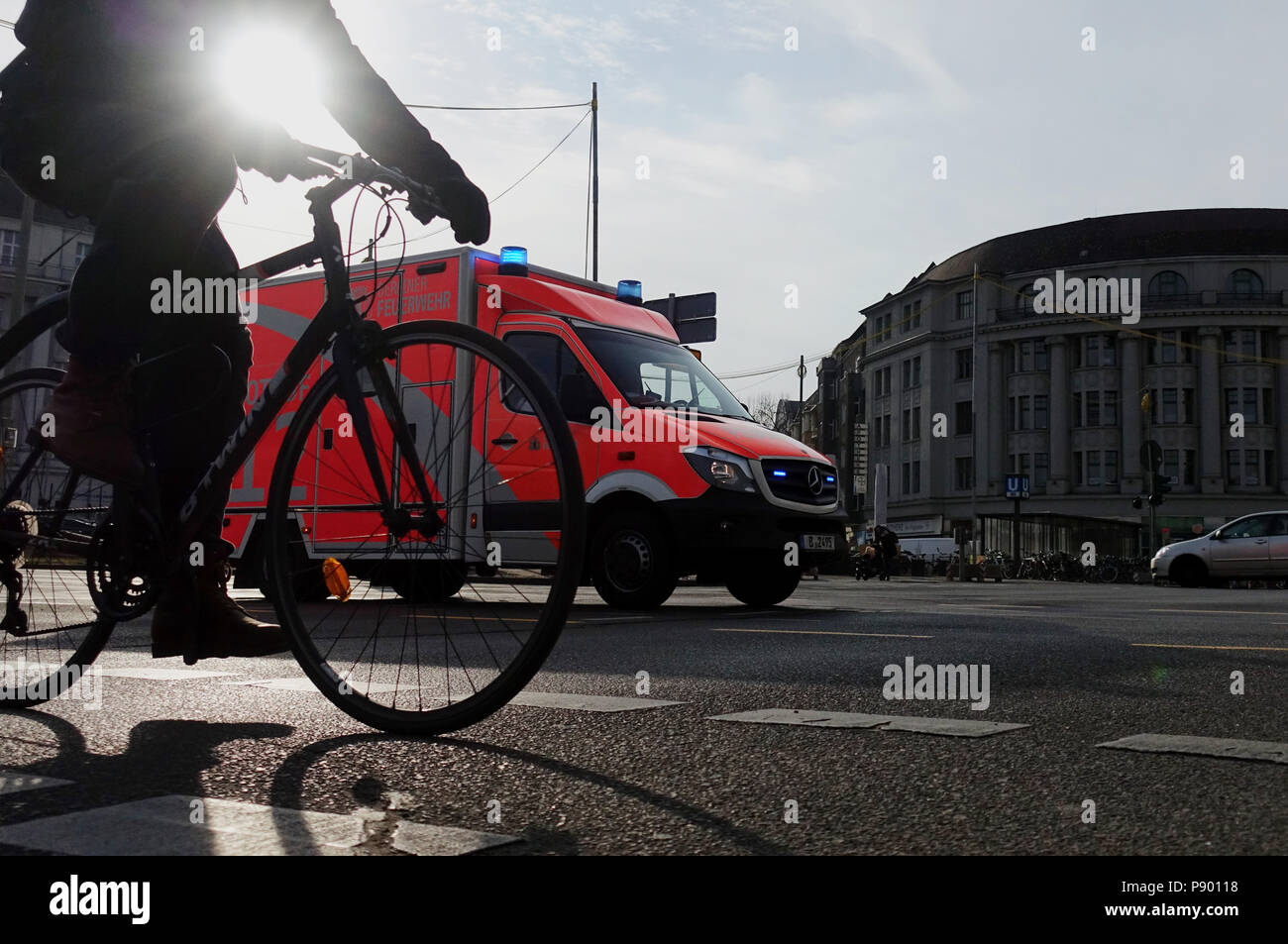 Berlin, Deutschland, Rettungswagen der Berliner Feuerwehr und Radfahrer am Platz der Luftbruecke Stockfoto