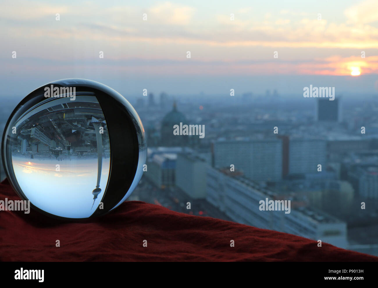 Berlin, Deutschland, Blick auf die Stadt in der Stadt East bei Sonnenuntergang in einer Glaskugel Stockfoto