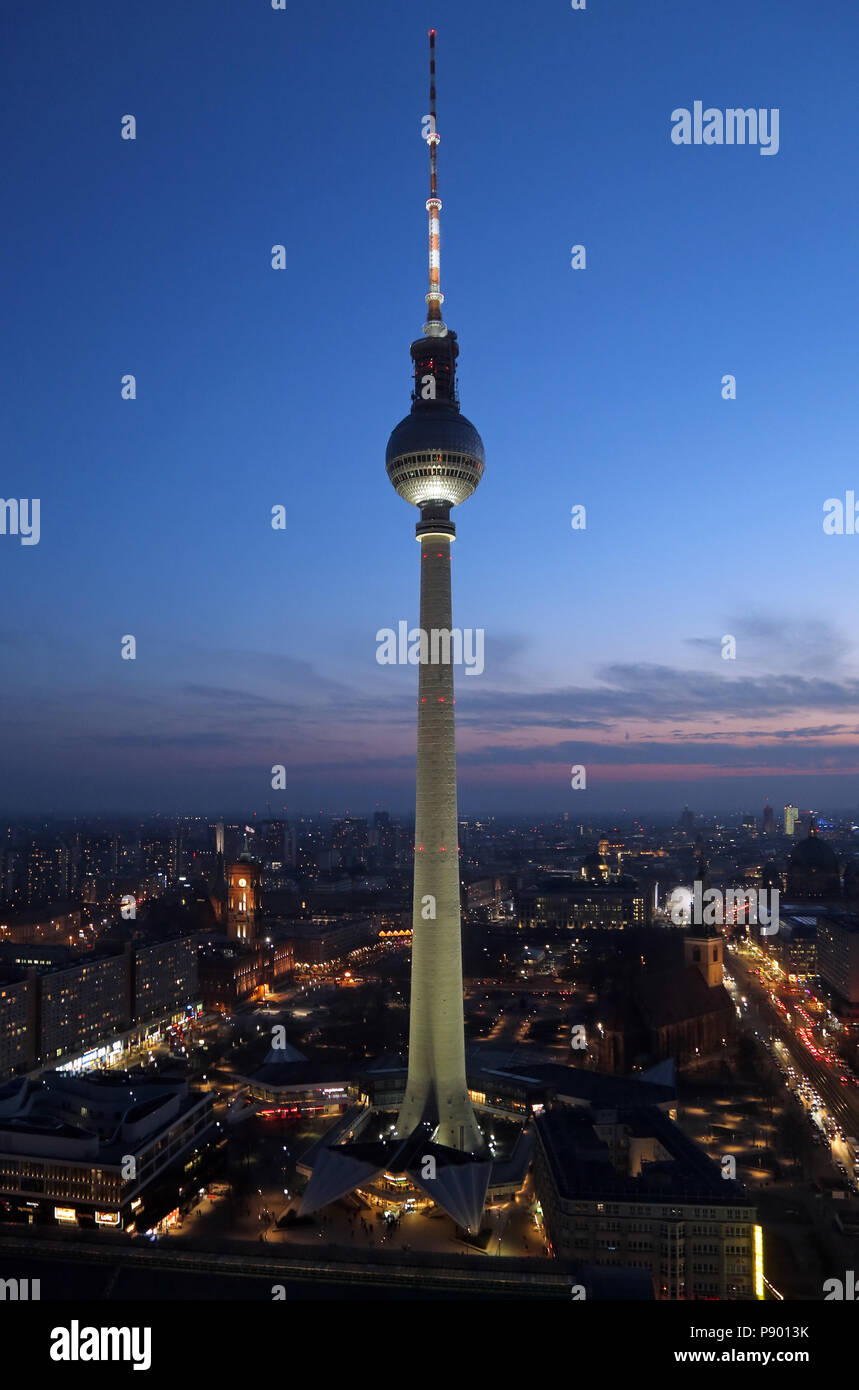 Berlin, Deutschland, dem Berliner Fernsehturm am Abend Stockfoto